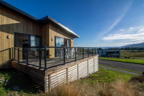 Contemporary Home with Ocean and Mountain Views — 4-Star Luxury Hotel in Kaikoura, New Zealand