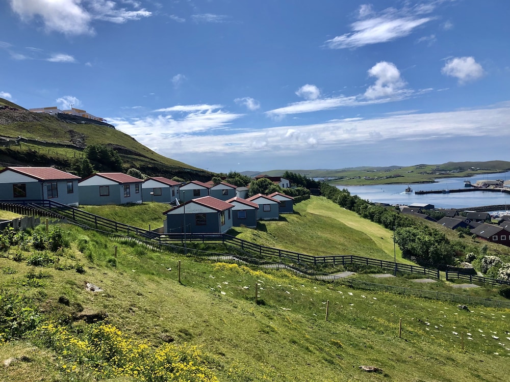 Easterhoull Chalets - carbon neutral hotel in Scalloway