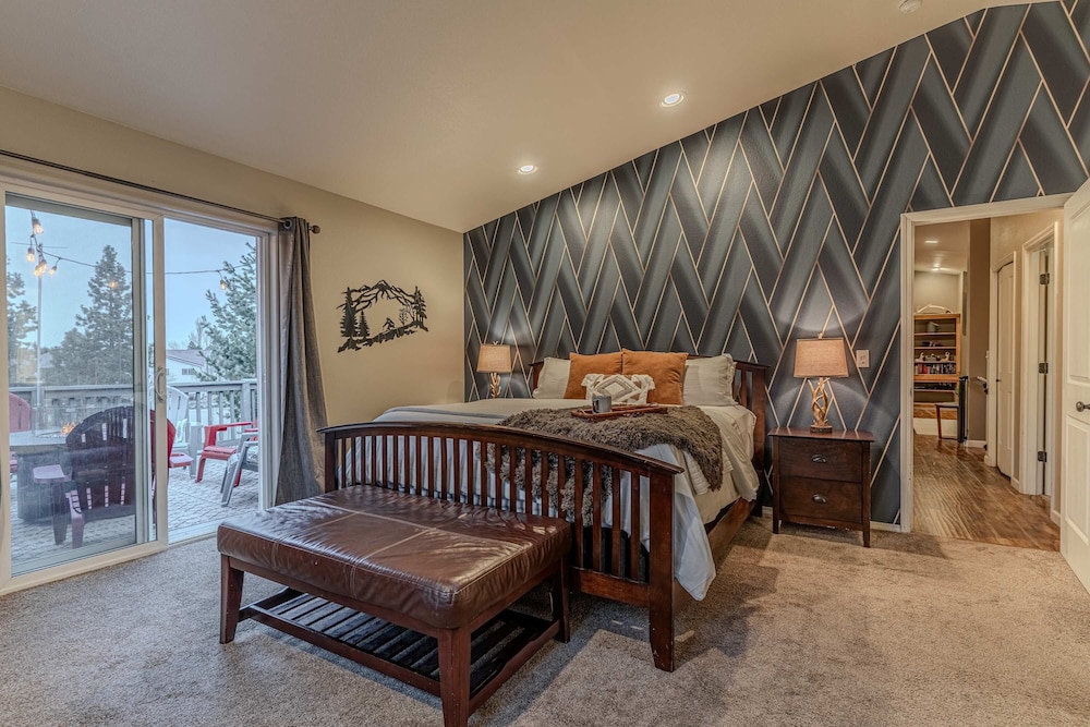 Hot Tub Pool Table Deck With Pilot Butte Views — Bend — photo 4