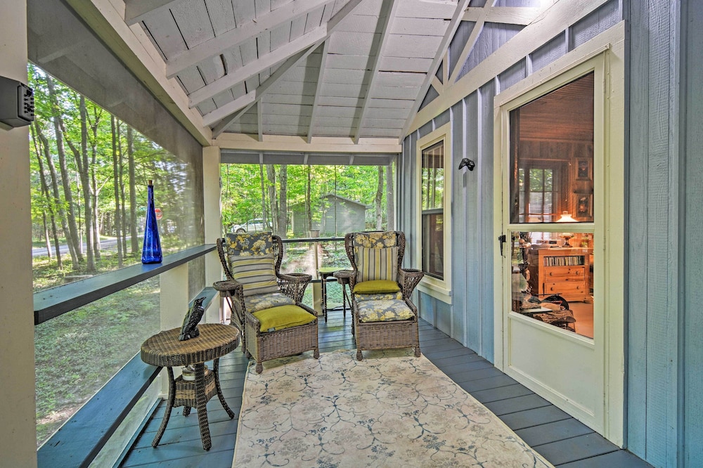 Pet Friendly One Crow Cottage In Harbor Springs 18460071 — Harbor Springs
