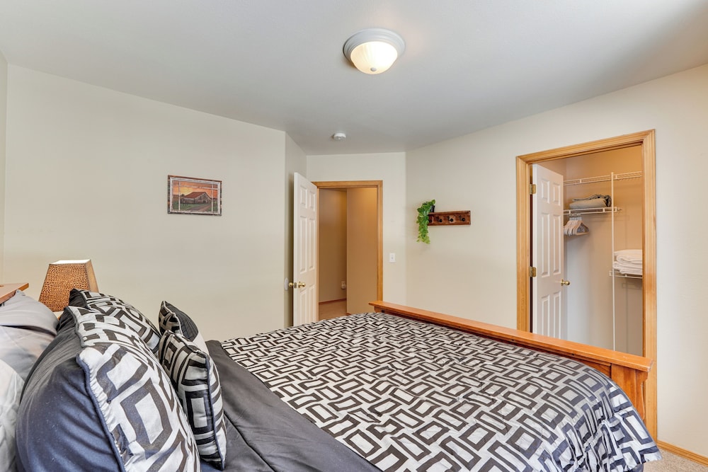 Klamath Falls Townhome W Deck Resort Amenities — Klamath Falls