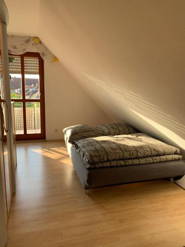 Kleines Dachzimmer Mit Balkon — Feucht
