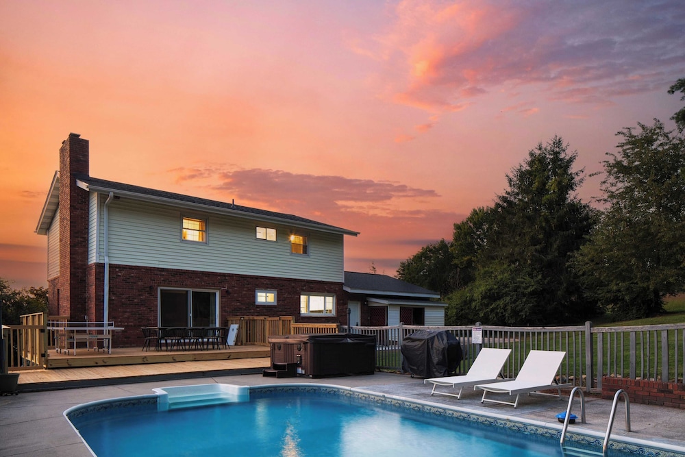 Ridge Valley by Avantstay Upscale Asheville Escape w Pool in Asheville, United States