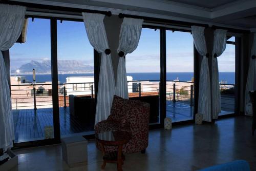 4 Bedroom Luxury Home with View of the Ocean and Table Mountain