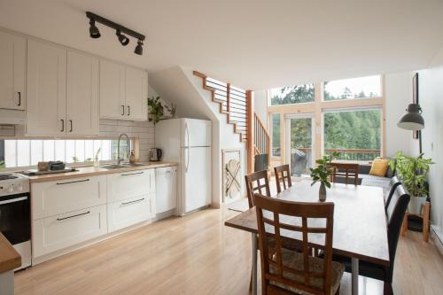 Le Chalet Waterfront Retreat — 4-Star Luxury Hotel in Ucluelet, Canada