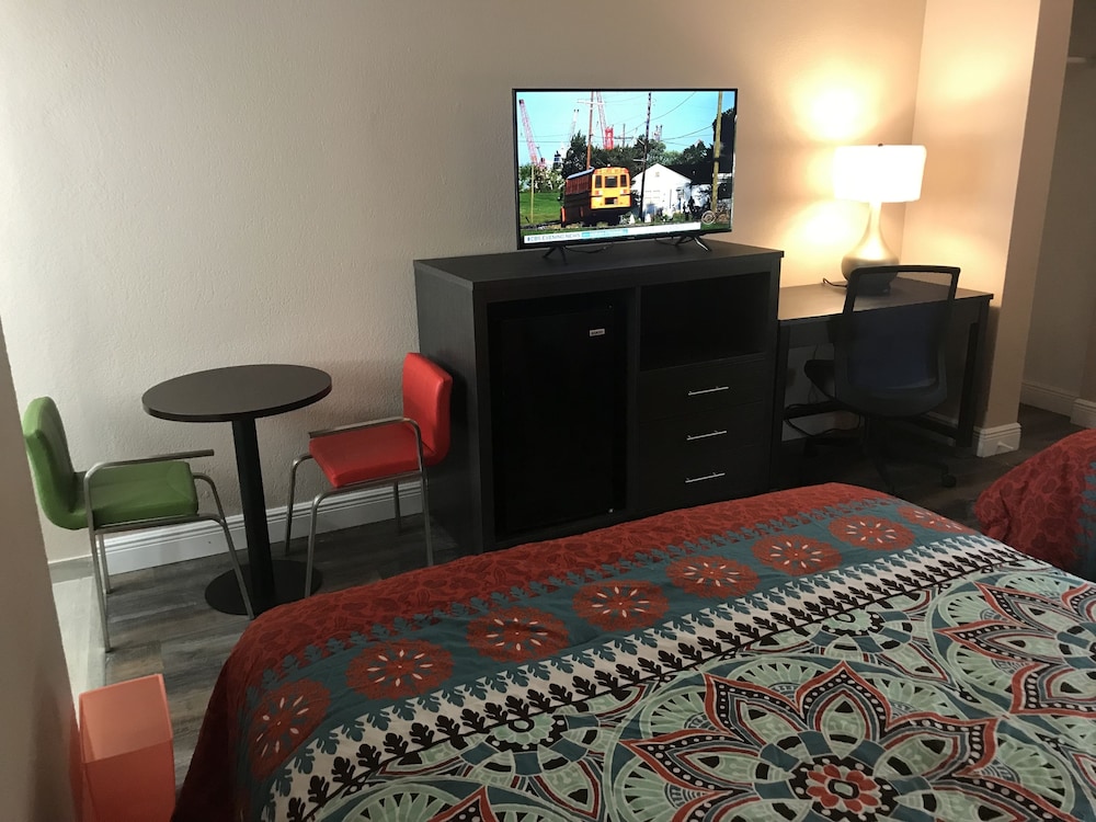 Tropical Inn & Suites - photo 8