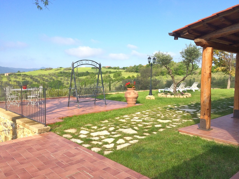 Agriturismo San Tommaso — 4-Star Luxury Hotel in Pomarance, Italy