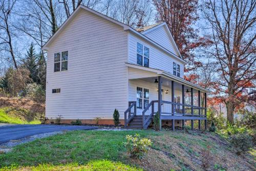 New Country House with Stylish Modern Amenities — 4-Star Luxury Hotel in Waynesville, United States