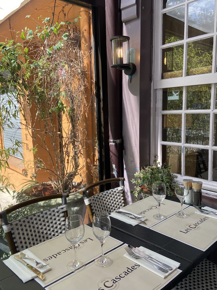 Hôtel Restaurant Les Cascades in Honfleur, France