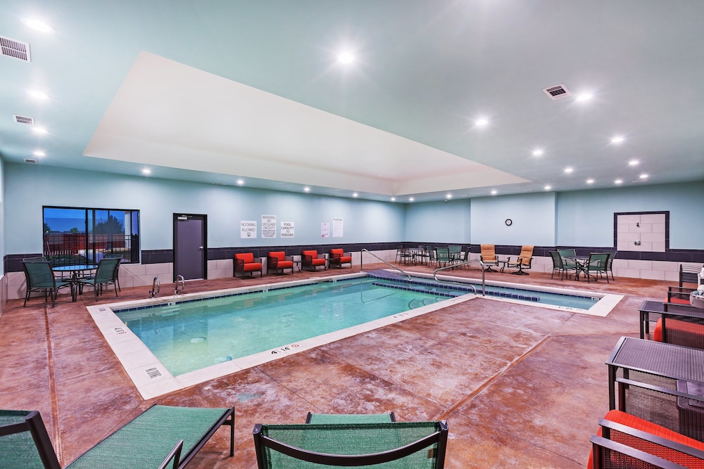 Holiday Inn Express & Suites Perryton by IHG - photo 13