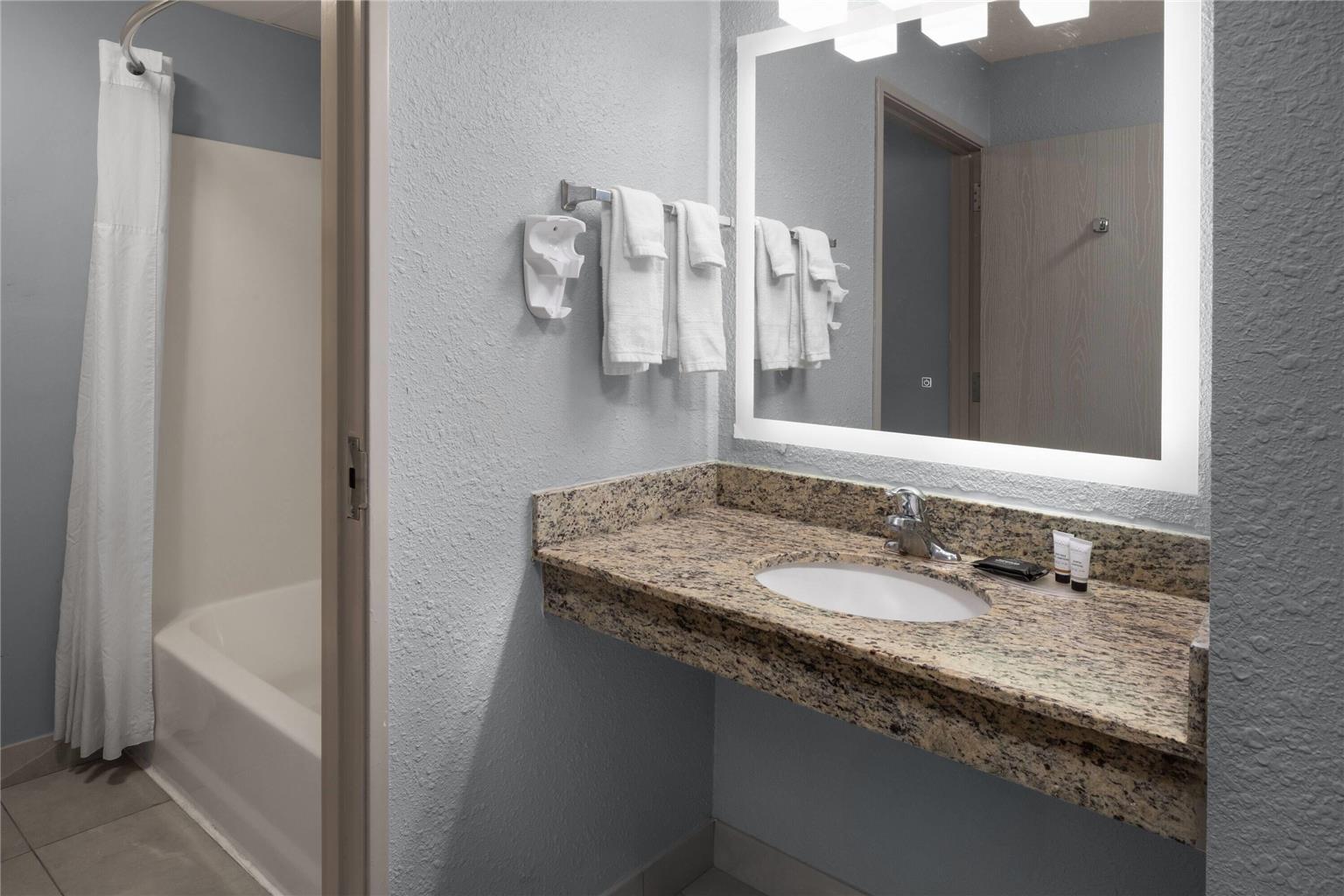 AmericInn by Wyndham Douglas Saugatuck - photo 13