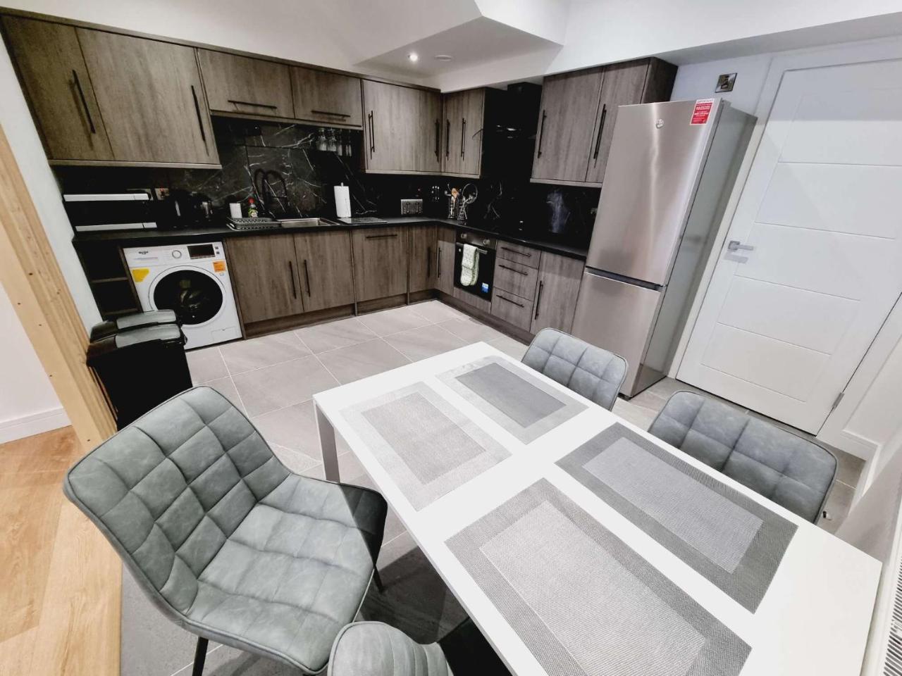 LMK spacious 1 bedroom Ground floor Apartment EV charger Free parking Wi fi Great location — 4-Star Luxury Hotel in Belfast, United Kingdom
