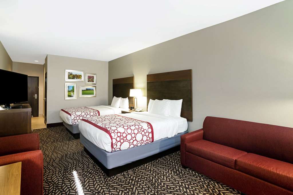 La Quinta Inn & Suites by Wyndham Tuscaloosa University - photo 25
