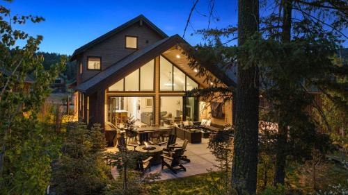 Panorama Pines in Suncadia Hot Tub BBQ Firepit Outdoor Seating Fully Equipped Kitchen Smart TVs Hi speed Wi Fi in Cle Elum, United States