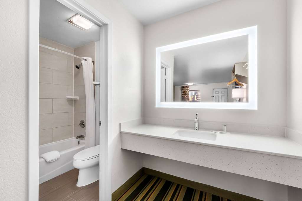 Super 8 by Wyndham Pleasanton - photo 19