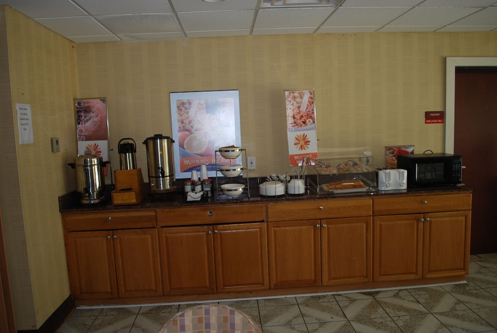 Jameson Inn and Suites Riverdale - photo 40
