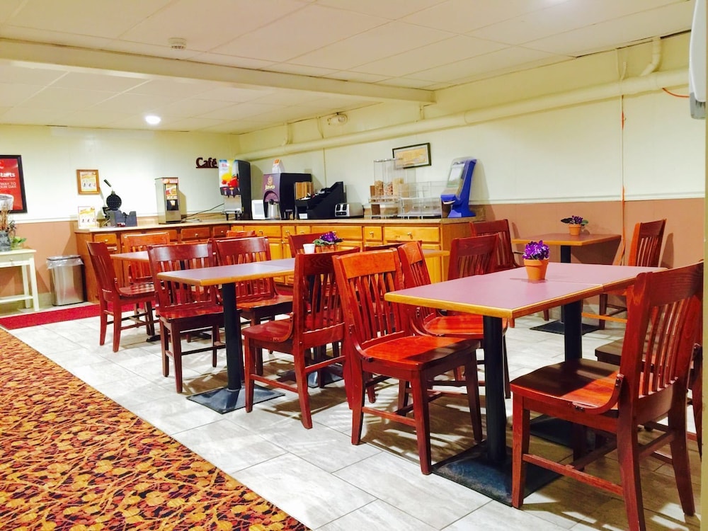 Econo Lodge Inn & Suites Tilton - photo 29