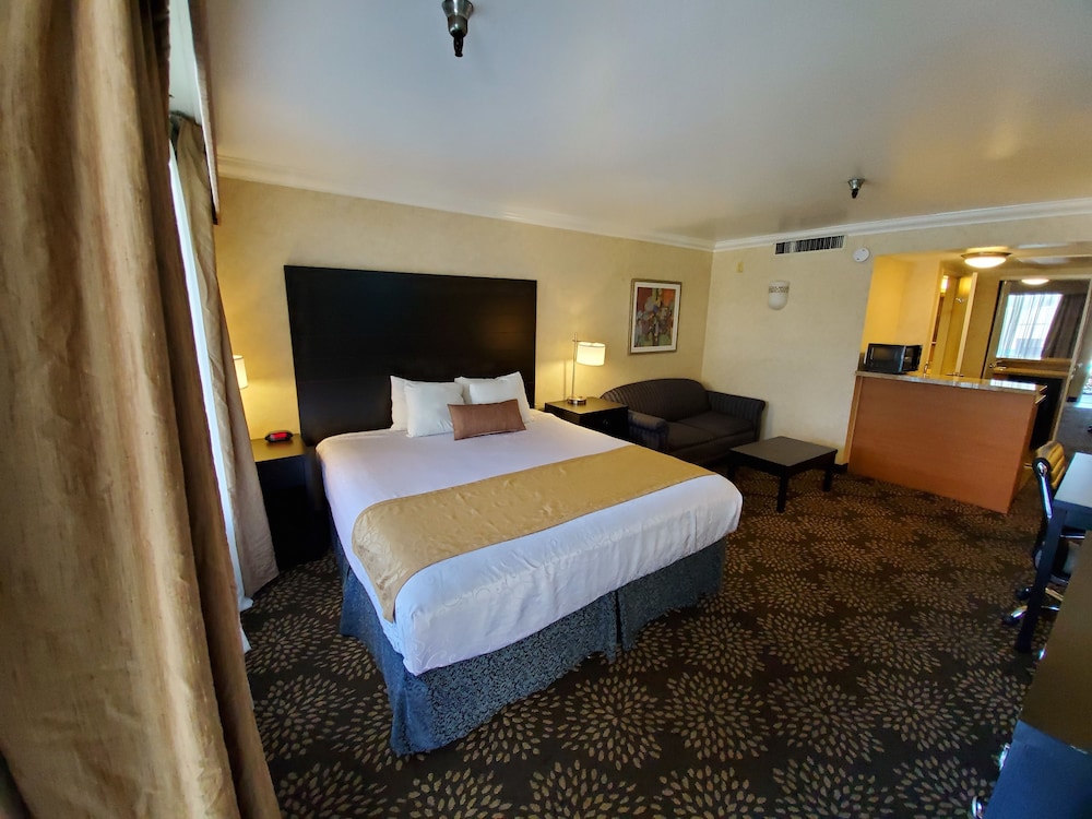Hotel d Lins Ontario Airport - photo 10