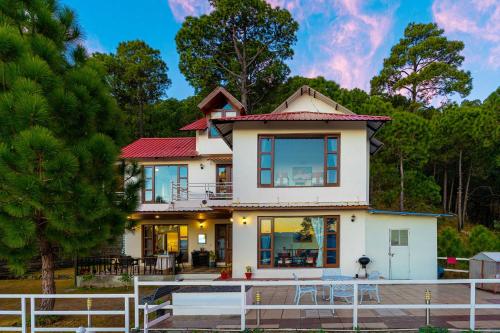 StayVista at The Haven 3BR Villa in Kasauli with Scenic Panoramic Views — 4-Star Luxury Hotel in Kasauli, India