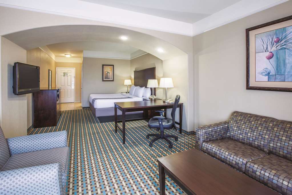 La Quinta Inn & Suites by Wyndham Bay City - photo 14