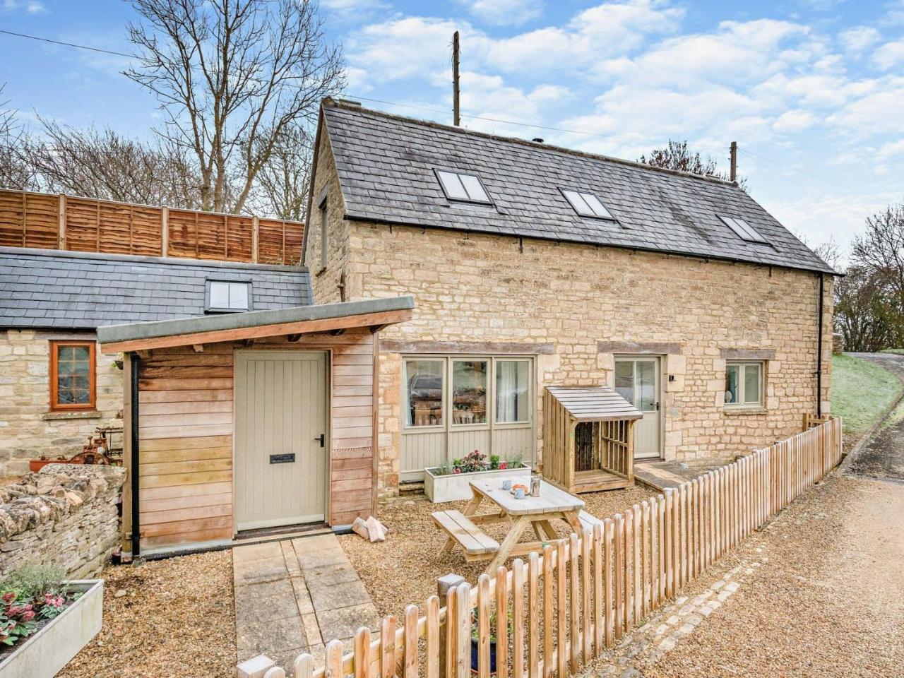 2 Bed in Cirencester oc 93878 - last minute hotel in Coates