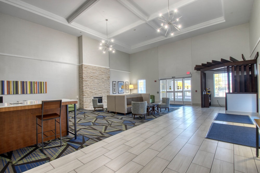 Holiday Inn Express Hotel & Suites Oshkosh an IHG Hotel - photo 4