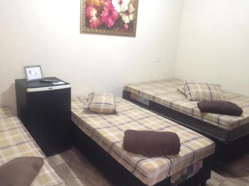 Quarto Privativo Para 4 Pessoas Com 1 Cama De Casal E 2 Solteiros — Aparecida