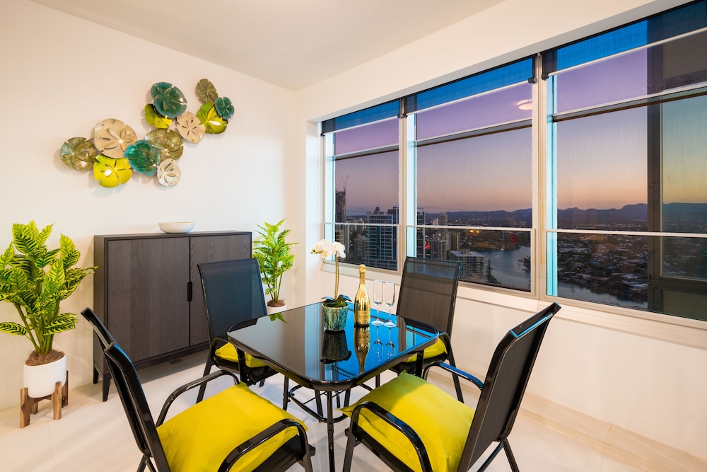 29 F Private Apartment in Iconic Q Resort & Spa. Ocean & River Views in Surfers Paradise, Australia