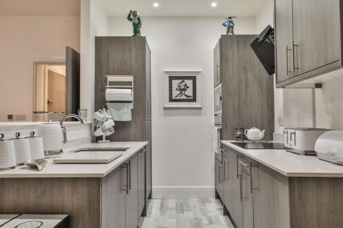 The Hepburn Top Floor Luxury for Up To 6 Guests Near Open Air Theatre And North Bay