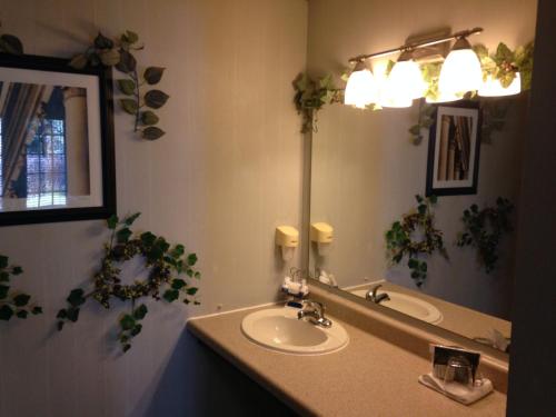 Bennett Bay Inn - photo 12