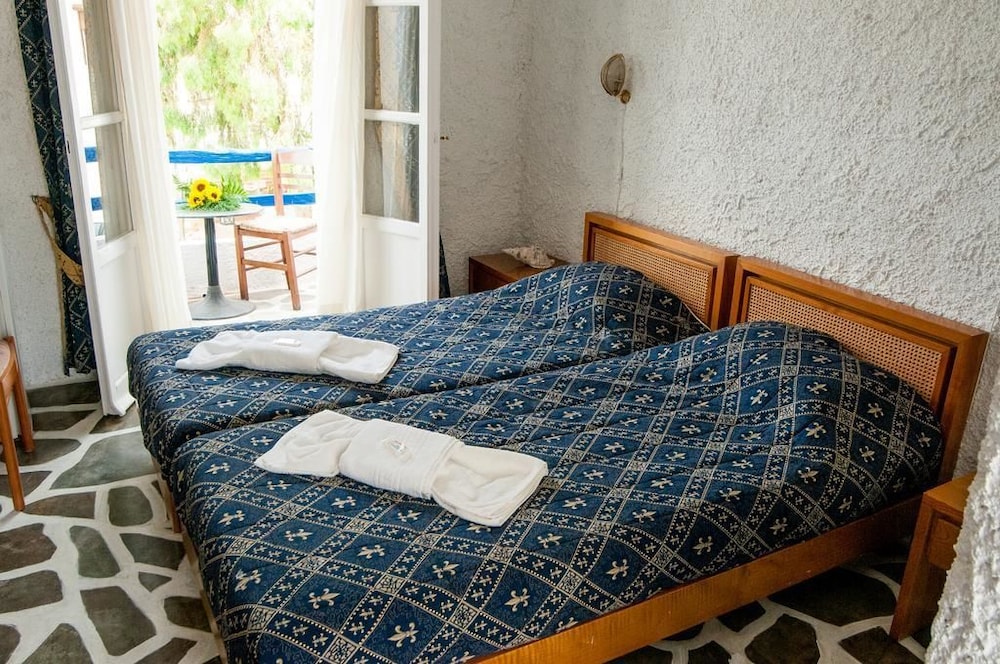 Manousos’ Rooms in Ano Syros, Greece