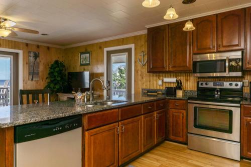 Footprints In The Sand by Oak Island Accommodations - photo 32