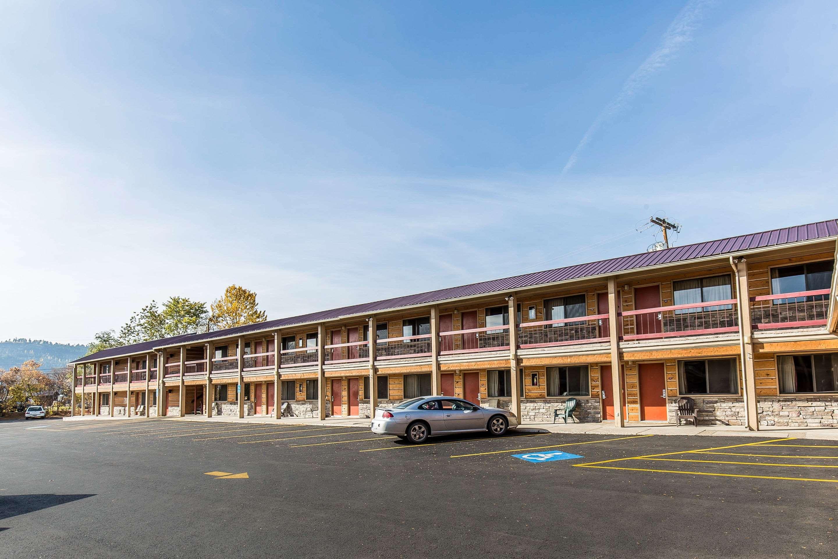 Econo Lodge Inn & Suites Kalispell Glacier National Park Gateway - photo 2