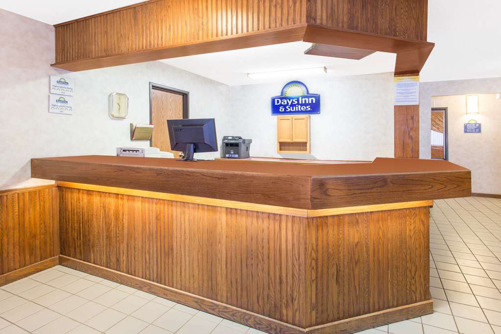 Days Inn & Suites by Wyndham Davenport East - photo 3