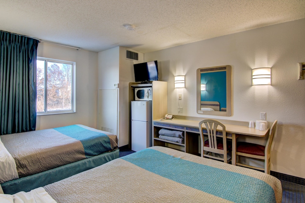 Econo Lodge Menomonie - photo 6