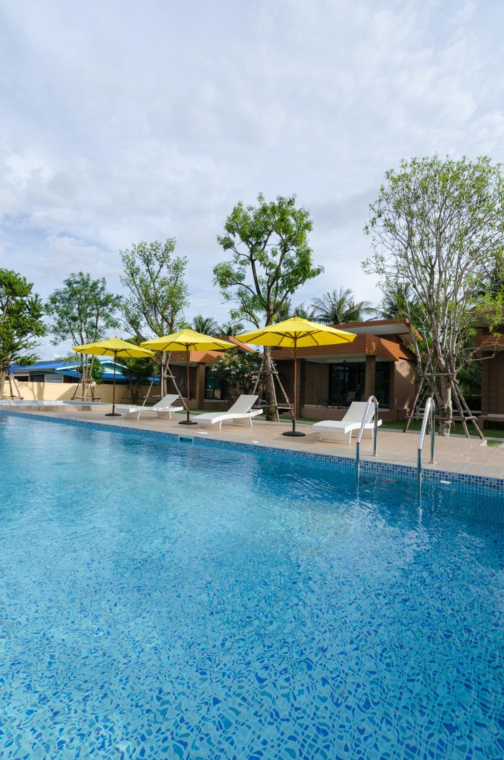 Golf Inn Resort in Samut Songkhram, Thailand