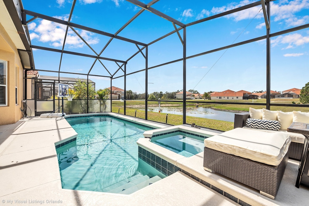 Spacious Pool Area With Lake View 5bd 4.5ba Pool Home #5av139 — 4-Star Luxury Hotel in Davenport, United States