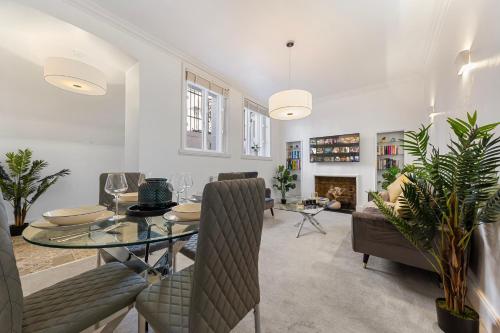 Harrods 2 Bed Lux Flat w patio — 5-Star Luxury Hotel in London, United Kingdom