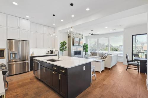 3 BD Luxury Living w Rooftop Garden Views — 4-Star Luxury Hotel in Dallas, United States