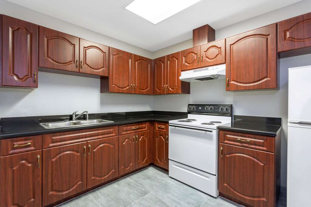 La Quinta Inn & Suites by Wyndham Tampa Central - photo 19