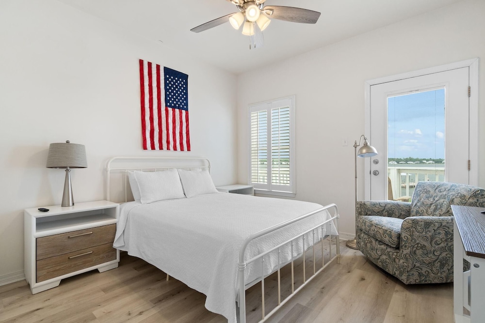 Red White and Beach - photo 32