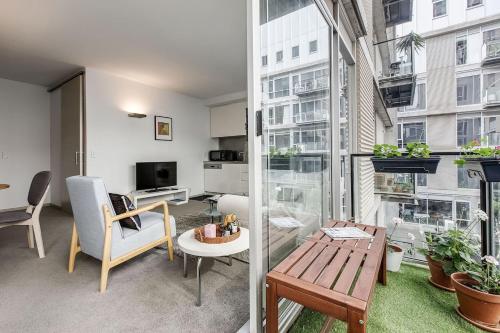 Parade Place A Central Balcony Stay — 4-Star Luxury Hotel in Melbourne, Australia