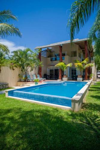 Cheerful Beach front 3 bedrooms houseLongo in Isla Mujeres, Mexico