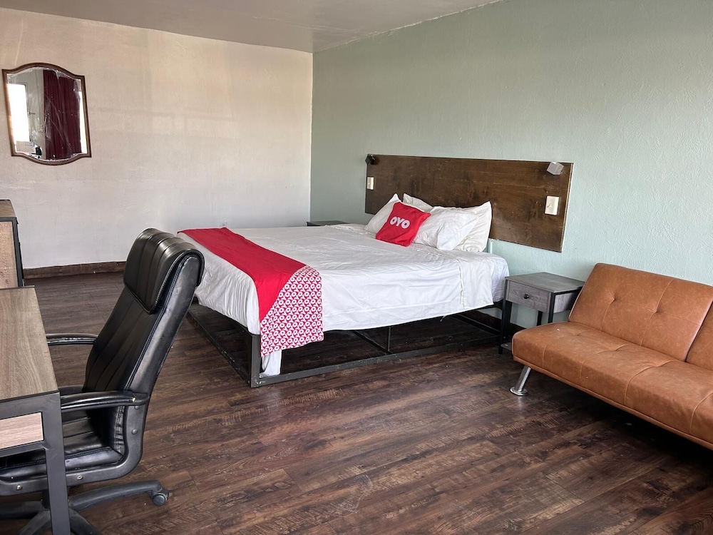 OYO Hotel Downtown Peoria I 74 - photo 26