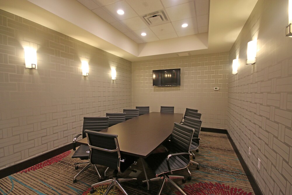 Holiday Inn Express & Suites Charlotte North by IHG - photo 21