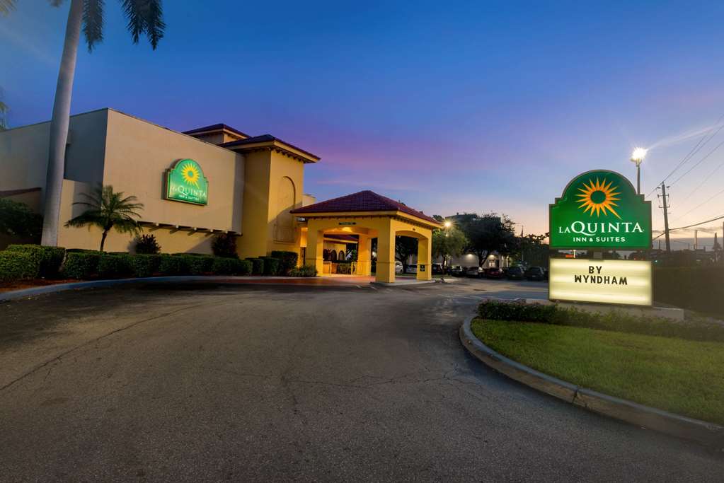 La Quinta Inn & Suites by Wyndham Ft Lauderdale Cypress Cr - photo 4