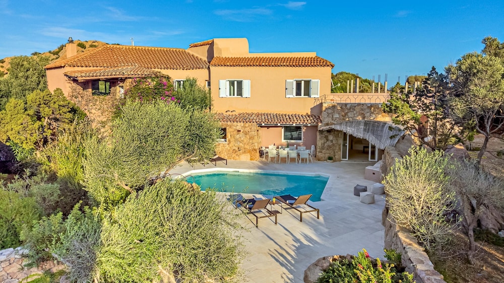 Villa Anga 10 1 Emma Villas — 4-Star Luxury Hotel in Arzachena, Italy