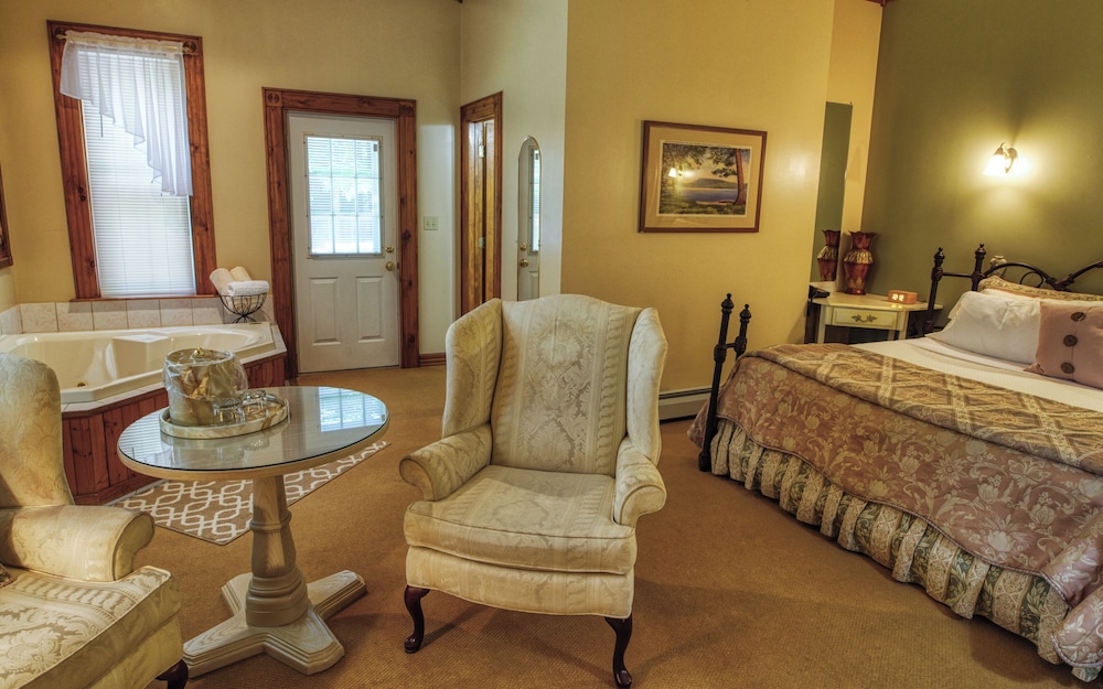 Rockwell Falls Inn and Wine Bar - photo 9