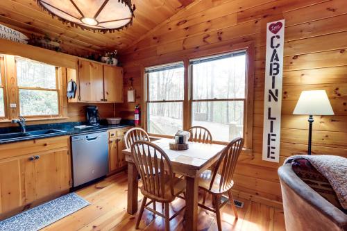 Private Hot Tub Cherry Beary Den in Blue Ridge — 4-Star Luxury Hotel in Blue Ridge, United States