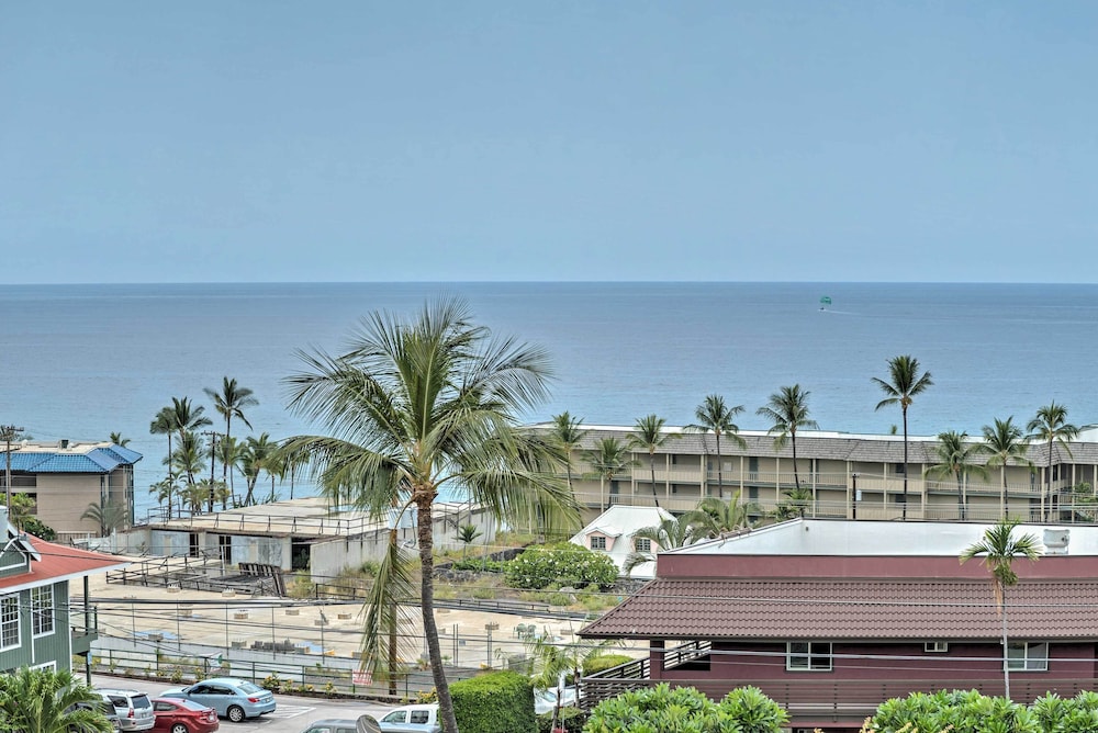 Kona Pacific Top Floor Retreat Ocean View and Pool — 4-Star Luxury Hotel in Kailua-Kona, United States